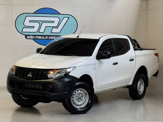 MITSUBISHI L200 TRITON 2.4 16V TURBO DIESEL GL CD 4X4 MANUAL MITSUBISHI L200 TRITON 2.4 16V TURBO DIESEL GL CD 4X4 MANUAL